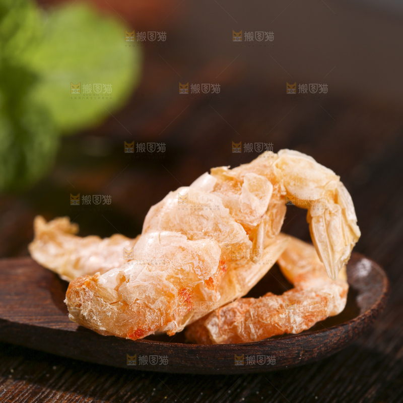 木底上的碳烤虾干