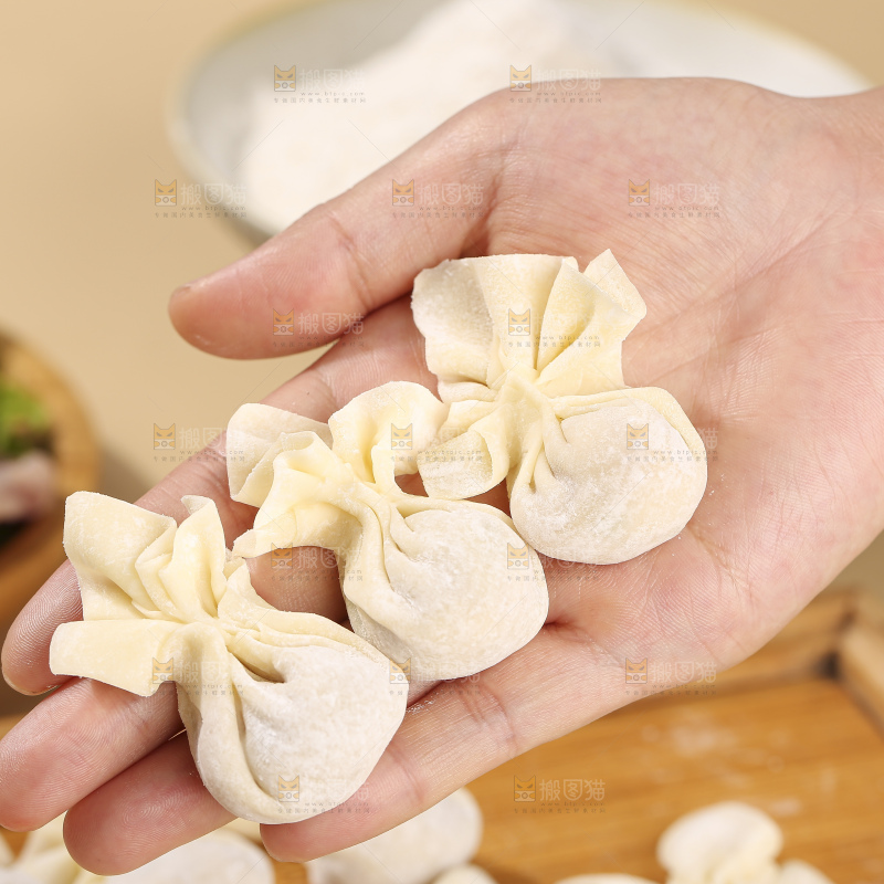 浅底上的小金鱼馄饨
