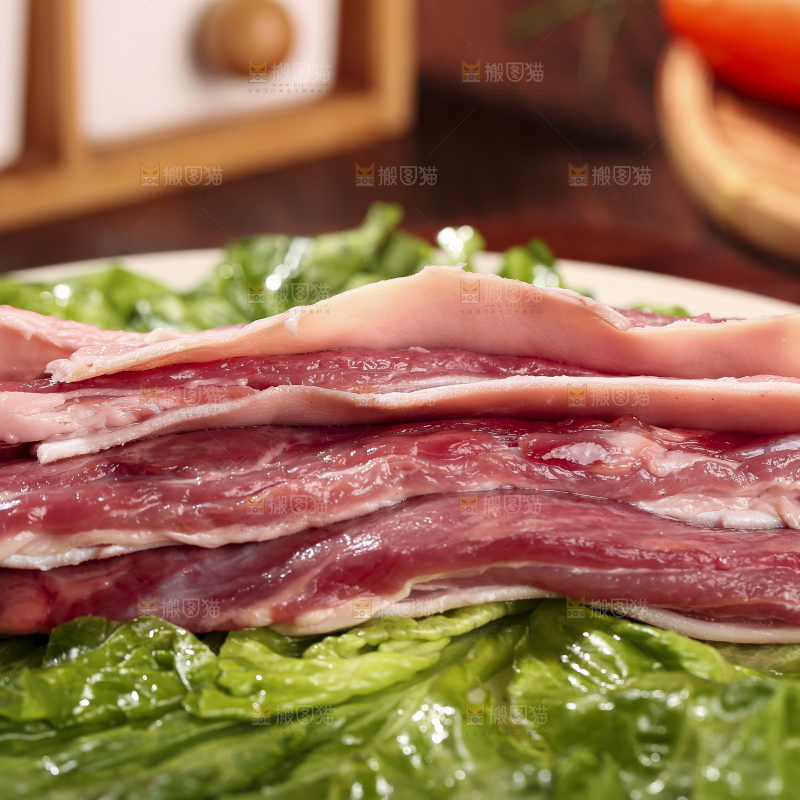木底上的新鲜羊肉