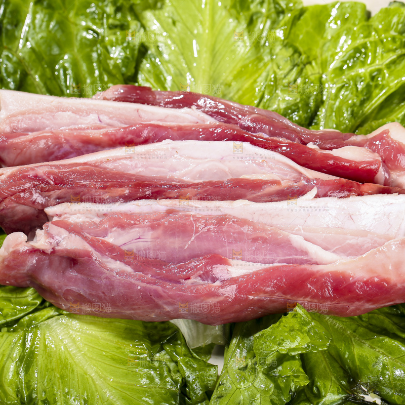 木底上的新鲜羊肉