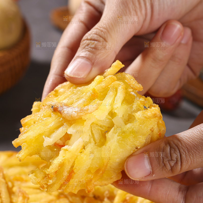 深底上的土豆鲜虾饼