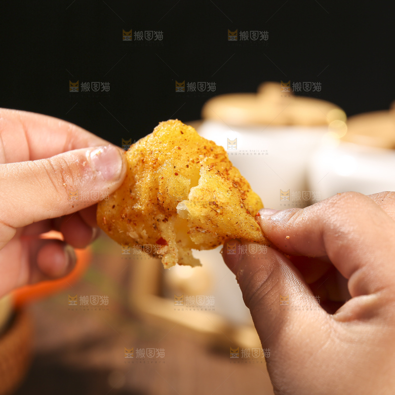 木底上放着锅巴土豆
