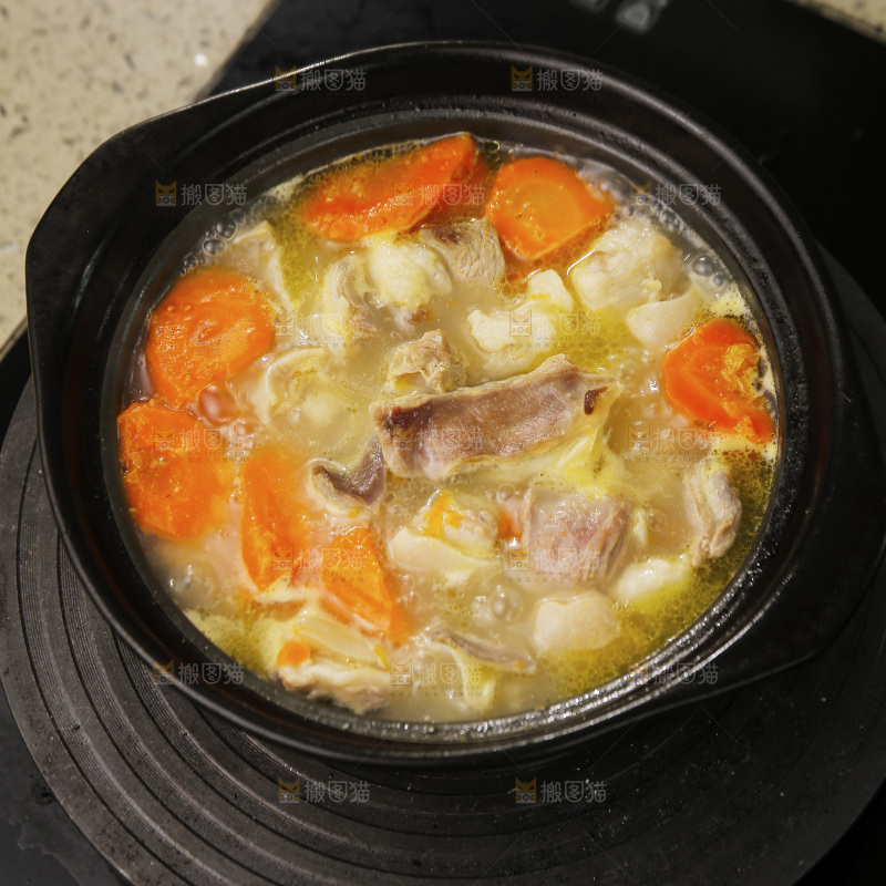 砂锅里的胡萝卜炖羊肉