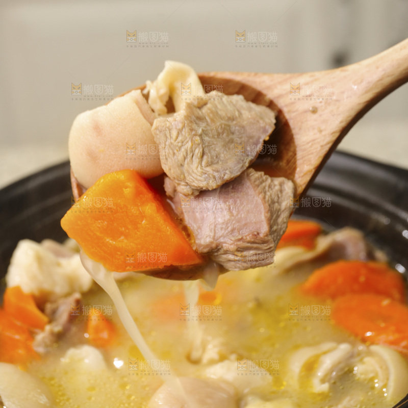 砂锅里的胡萝卜炖羊肉