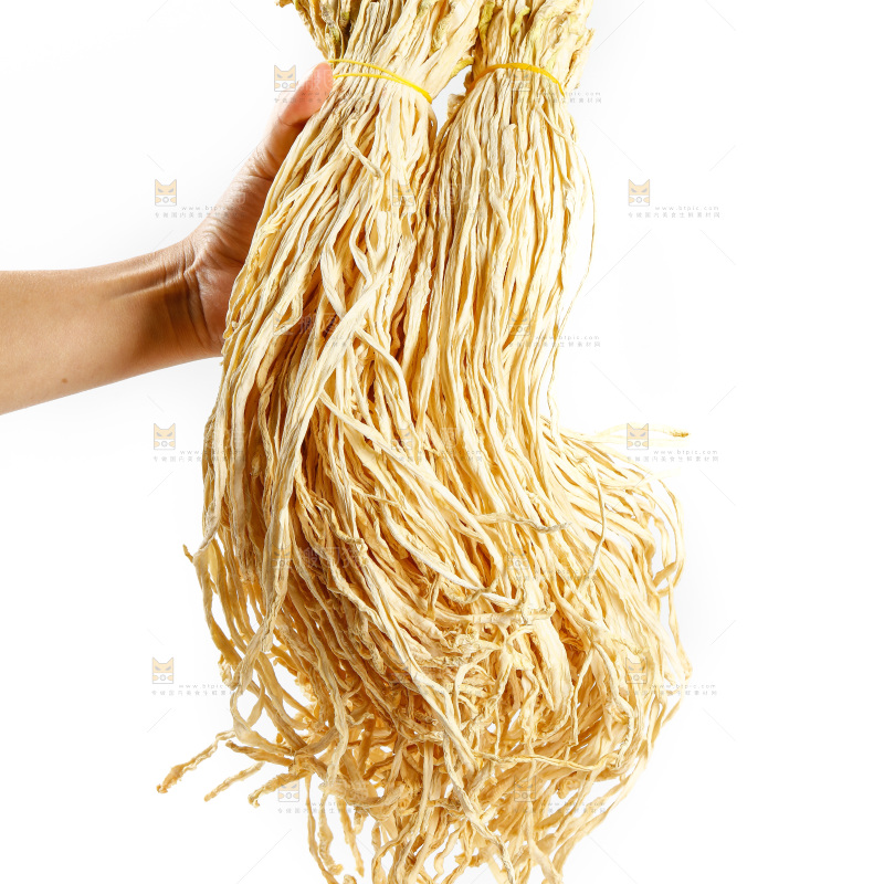 白底上的干萝卜条
