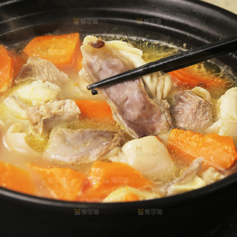 砂锅里的胡萝卜炖羊肉