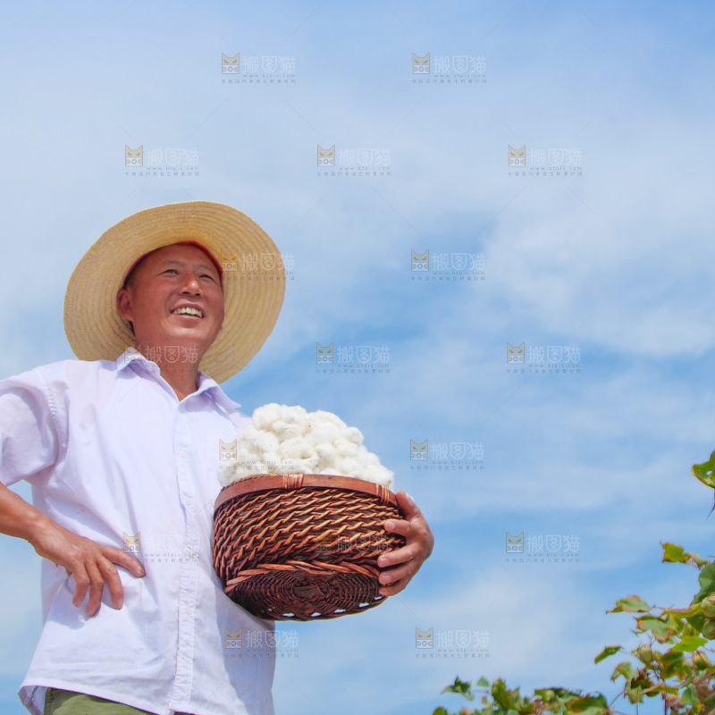手里拿着棉花