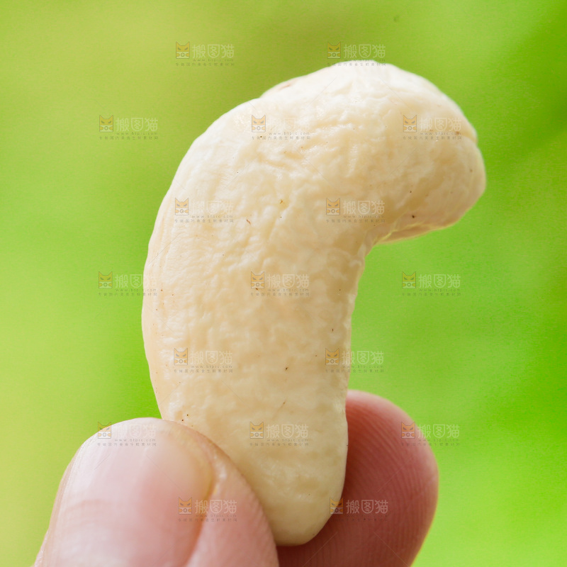 手里拿着腰果仁