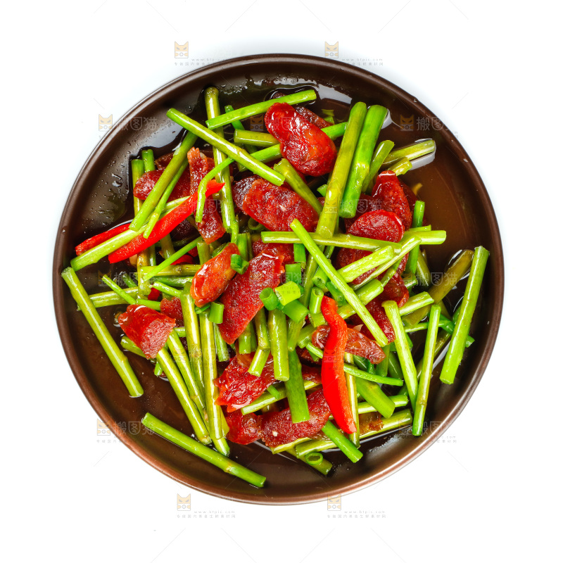 盘子里的藜蒿炒香肠