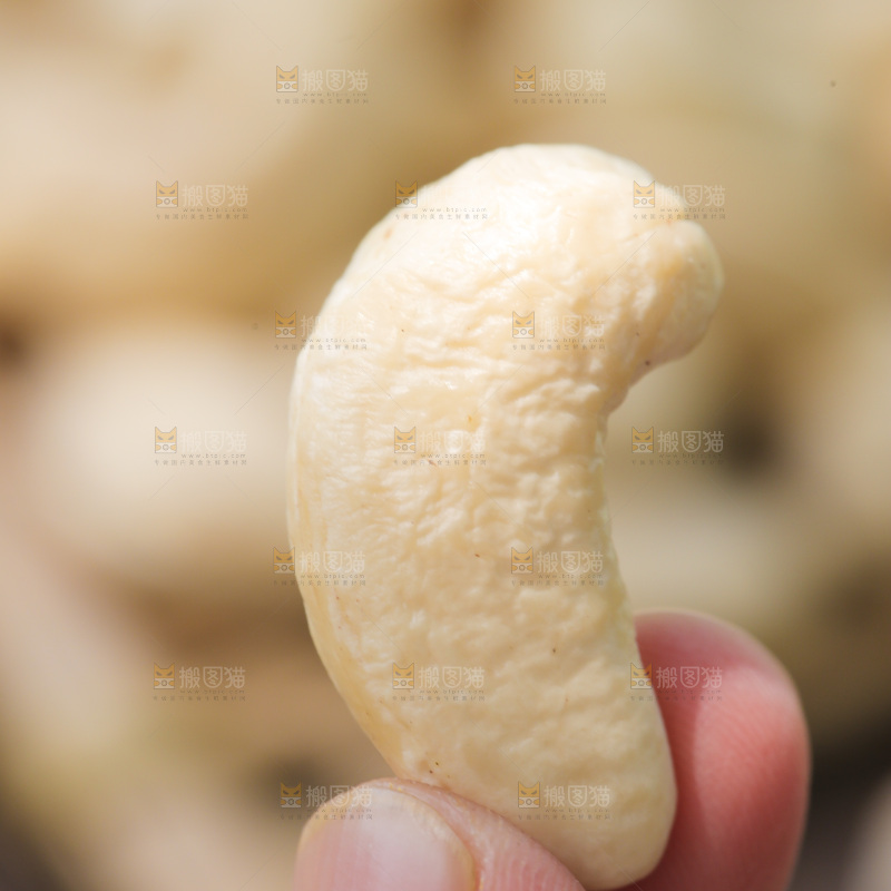 手里拿着腰果仁