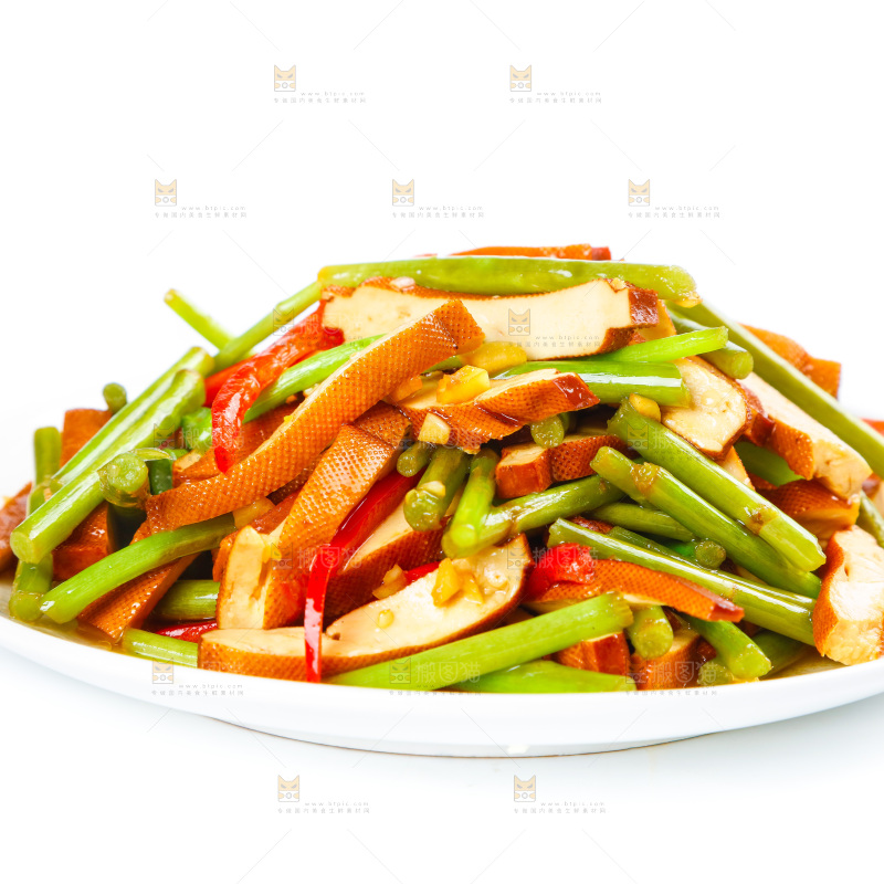 盘子里的藜蒿炒香肠