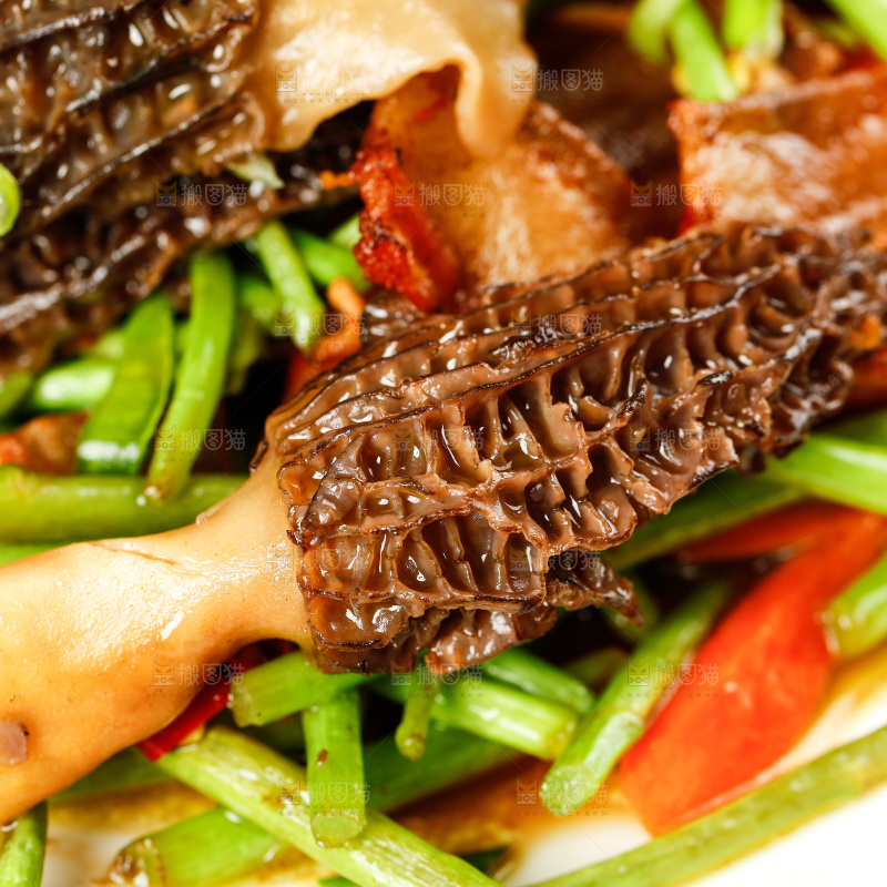 木底上的羊肚菌炒腊肉