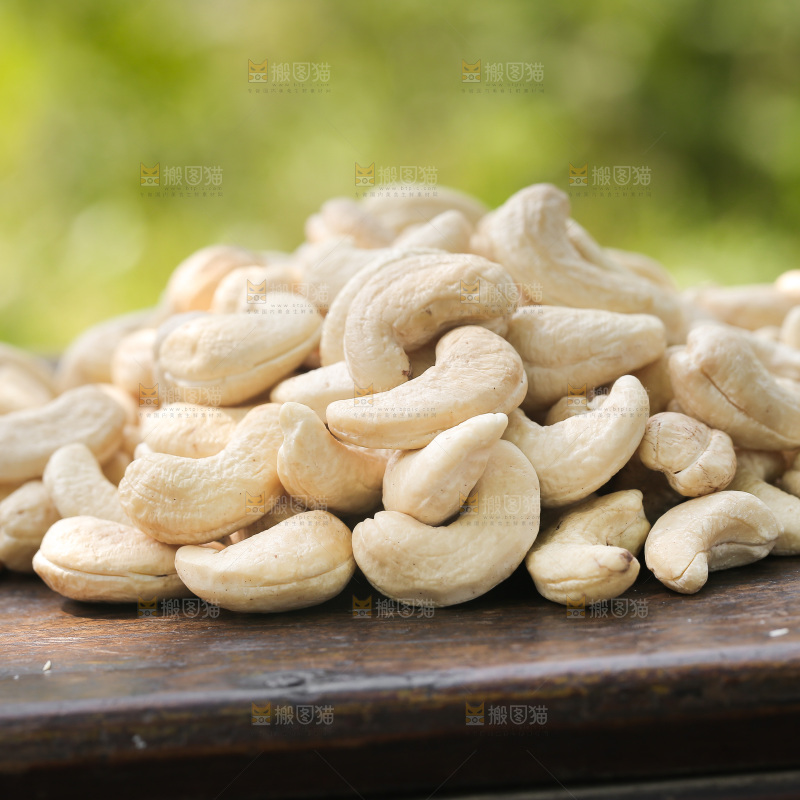 木底上放着一堆原味腰果仁