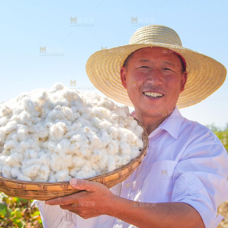 手里拿着棉花