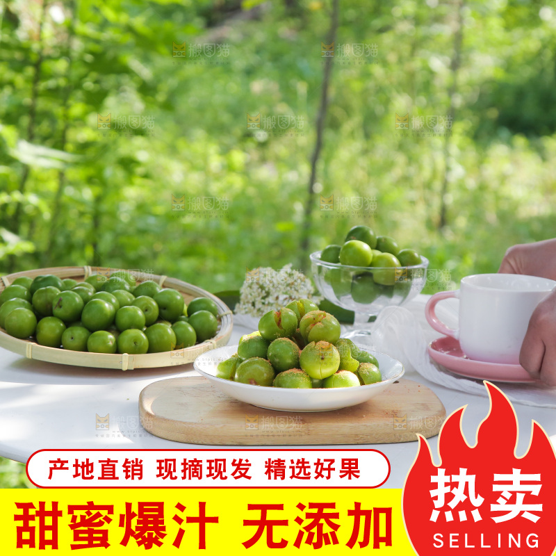 木板上放着一盘三月李