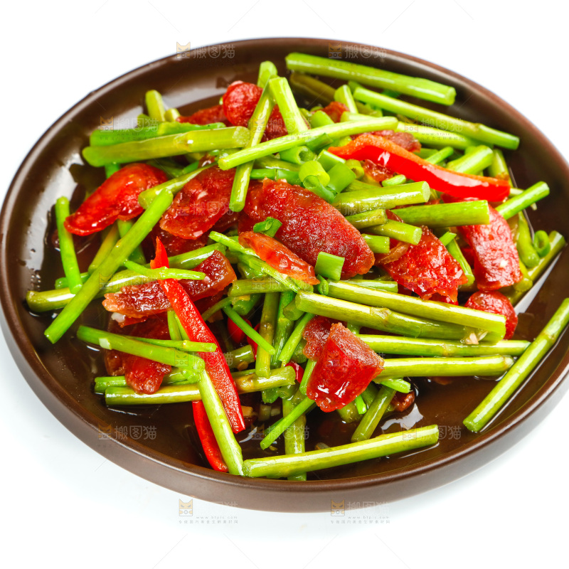 盘子里的藜蒿炒香肠