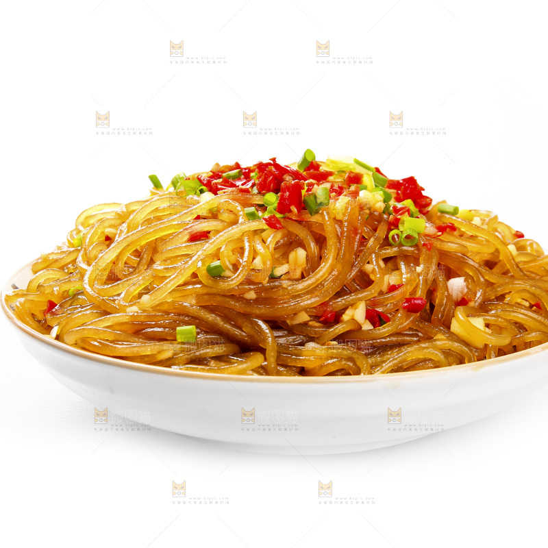 白底上的炒红薯粉条