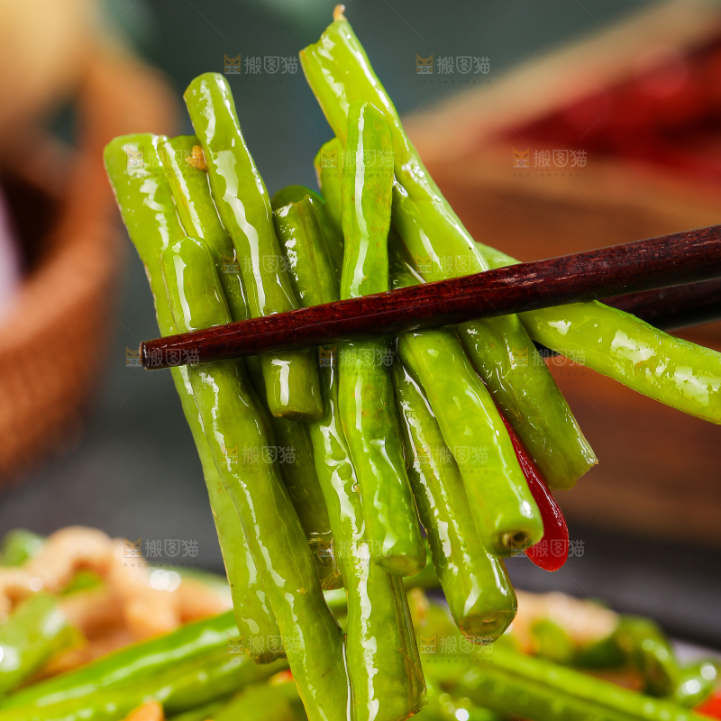深底上的豇豆炒肉丝