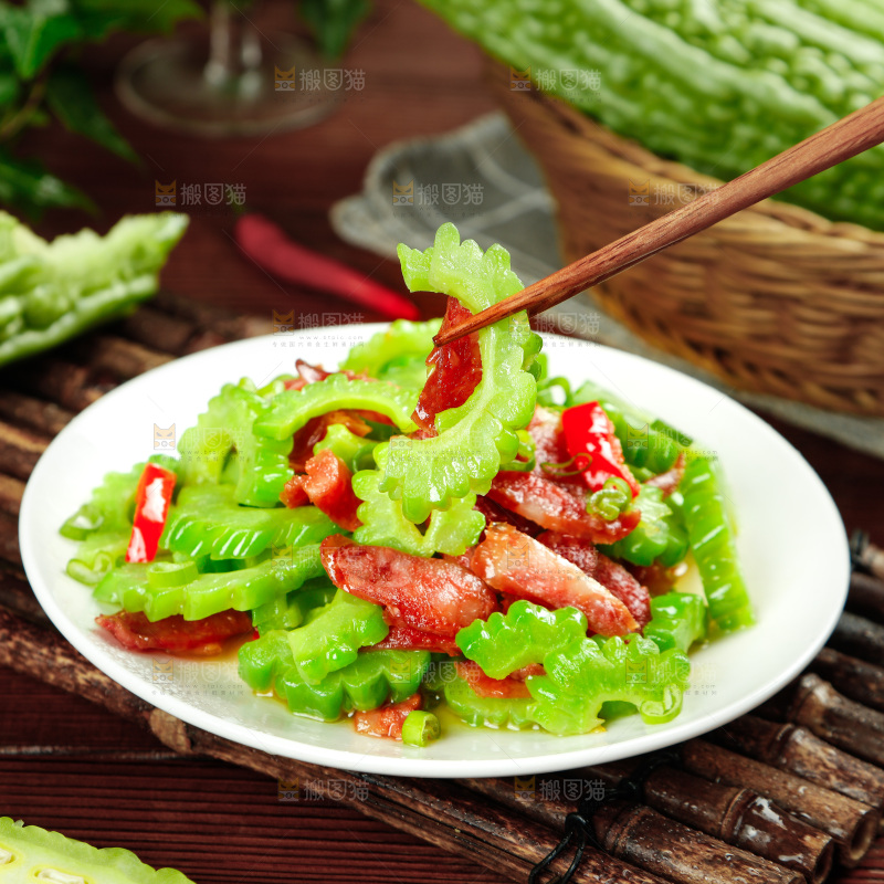 盘子里的苦瓜炒腊肠