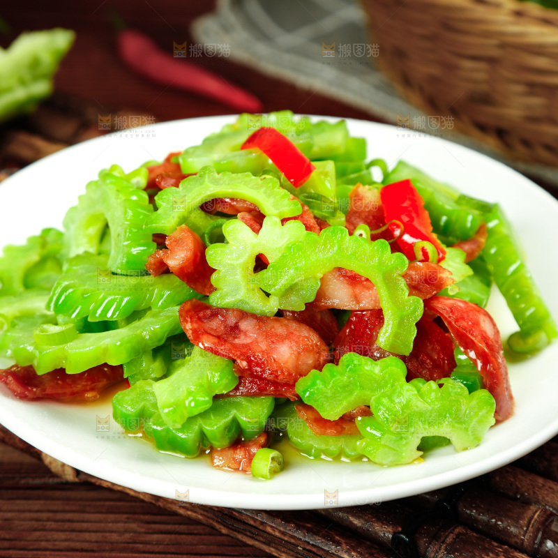 盘子里的苦瓜炒腊肠