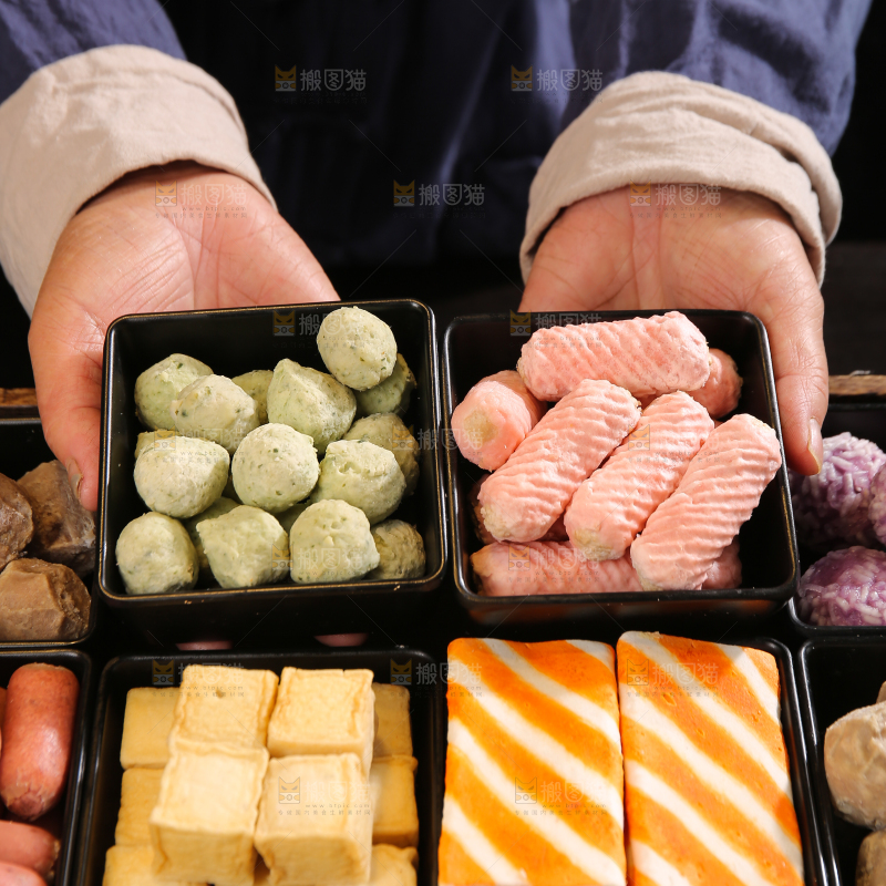 深底上的火锅丸子