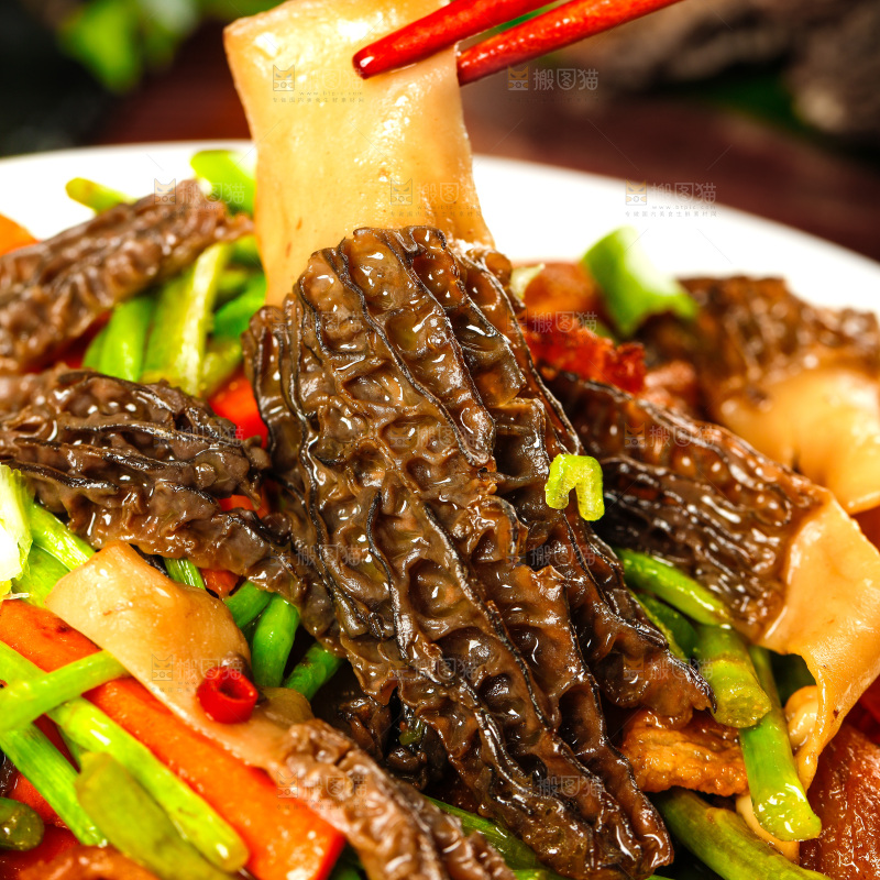 木底上的羊肚菌炒腊肉