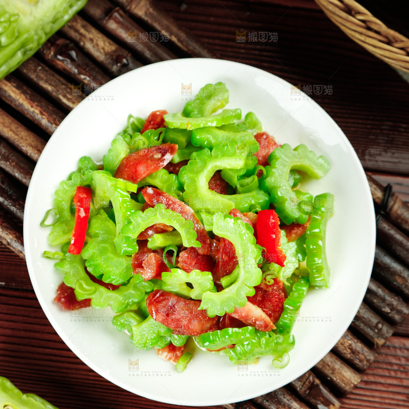 盘子里的苦瓜炒腊肠