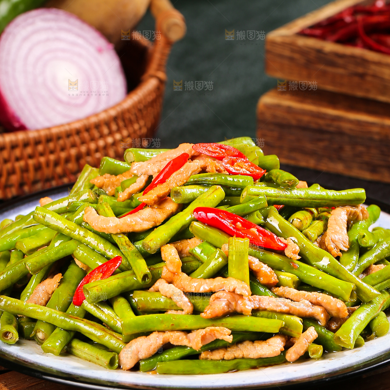 深底上的豇豆炒肉丝