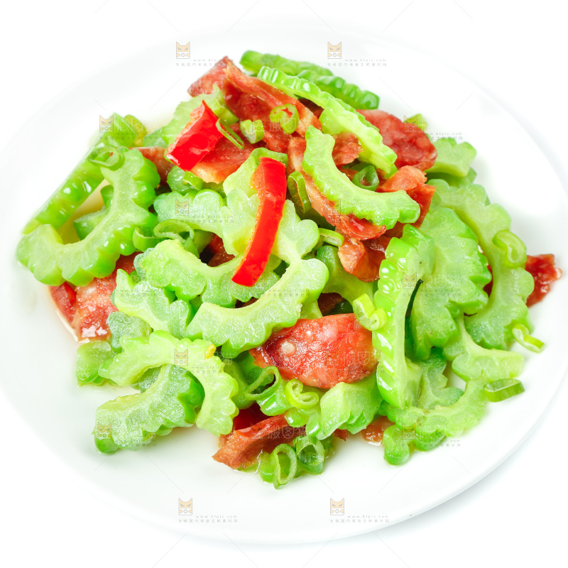 盘子里的苦瓜炒腊肠