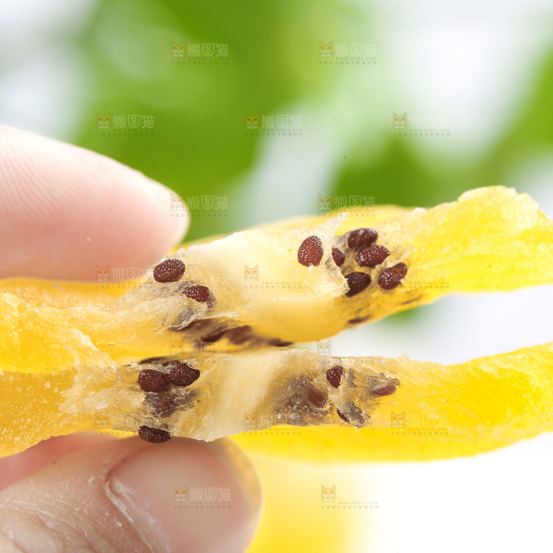 浅底上的黄心猕猴桃干