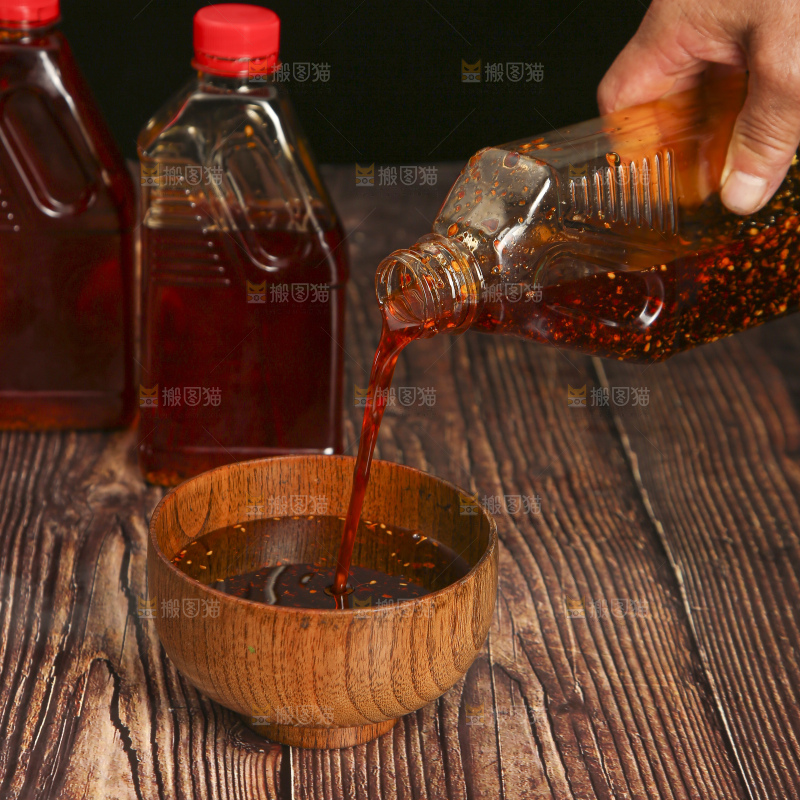 木底上的辣椒油