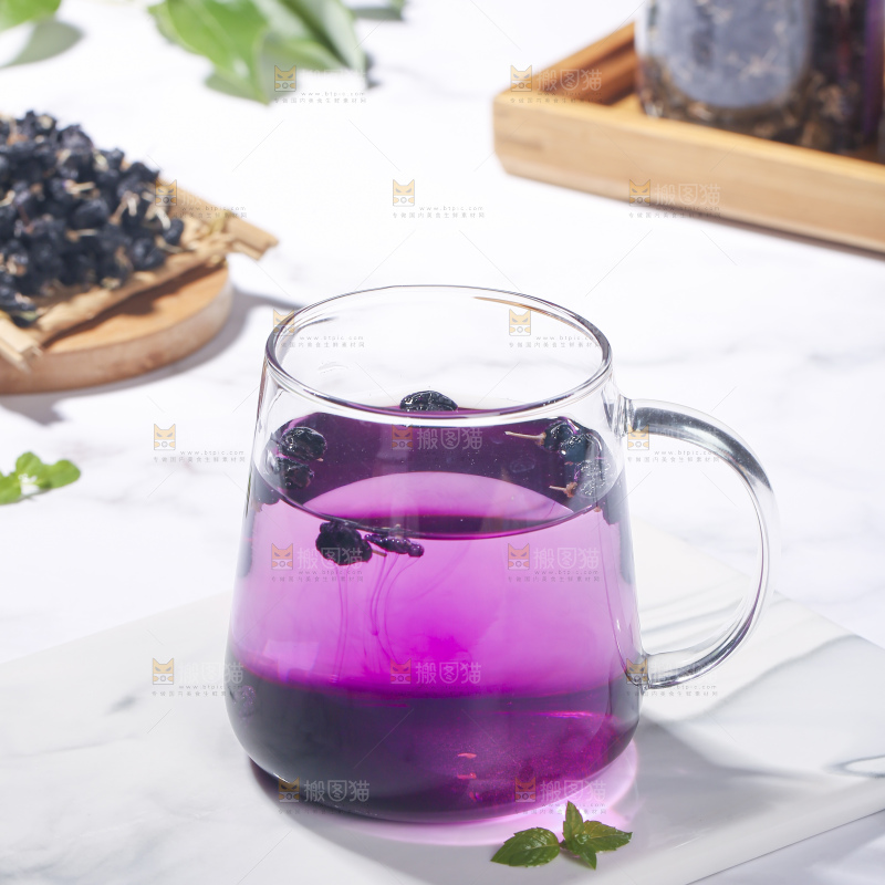 杯子里装着黑枸杞茶