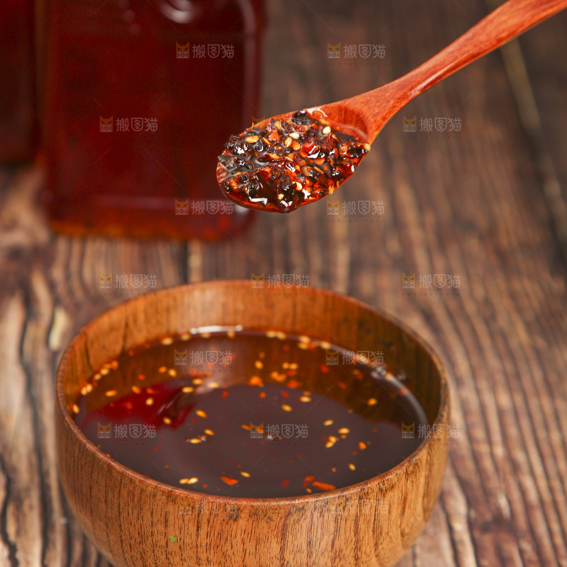 木底上的辣椒油