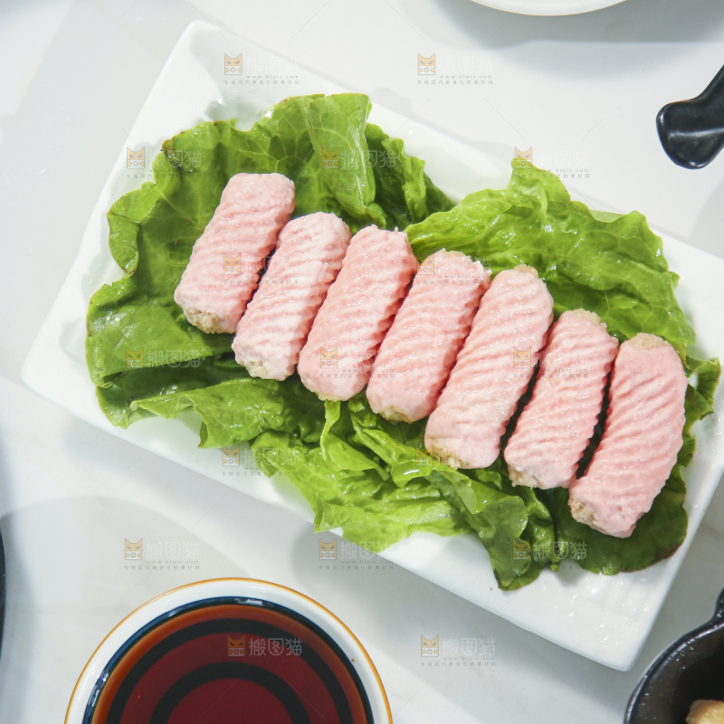 浅底上的火锅丸子