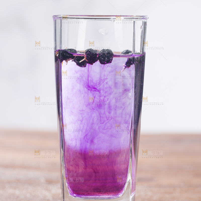 杯子里装着黑枸杞茶