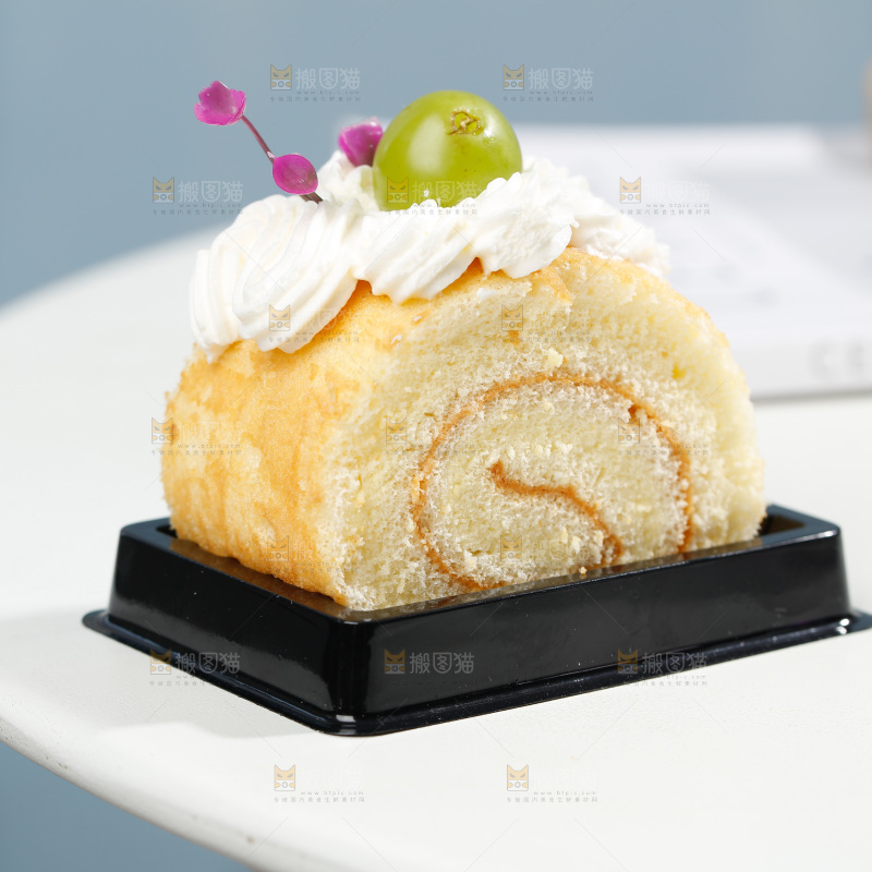 桌子上的奶油蛋糕卷