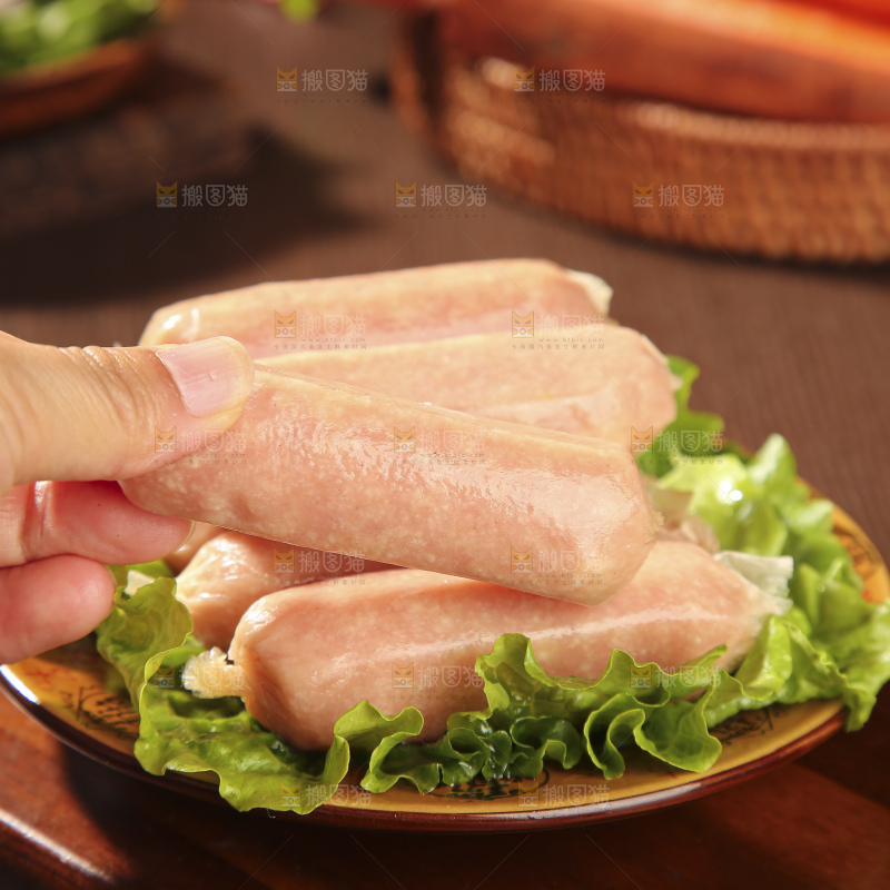 木底上的烤肠