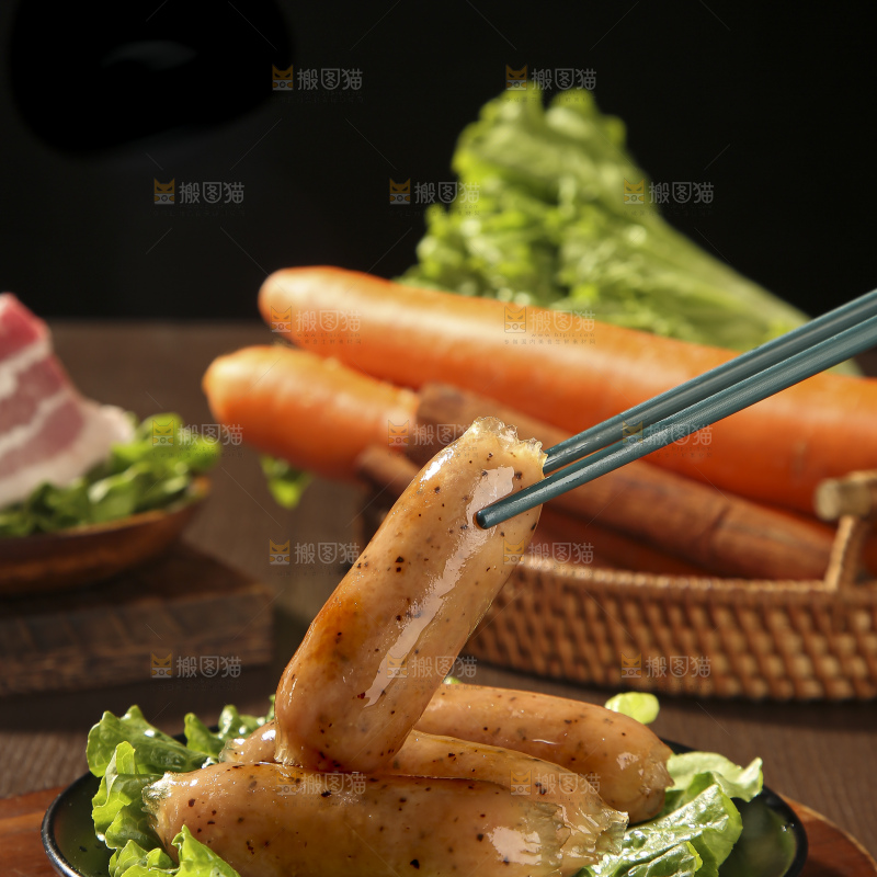 木底上的烤肠