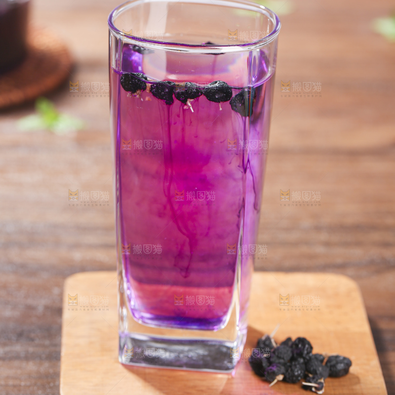 杯子里装着黑枸杞茶