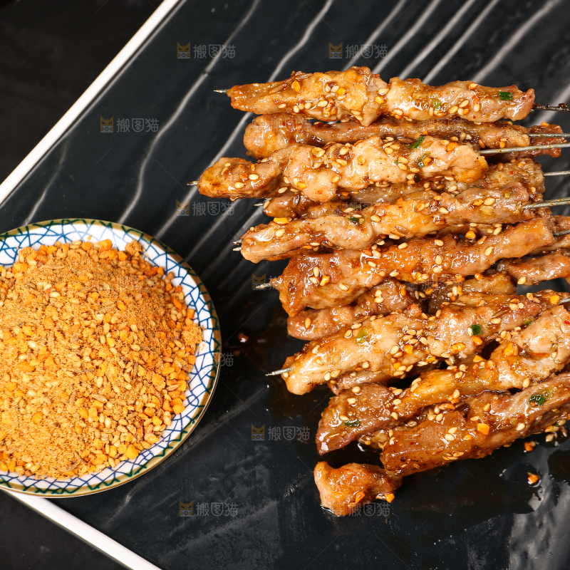 黑底上的羊肉串