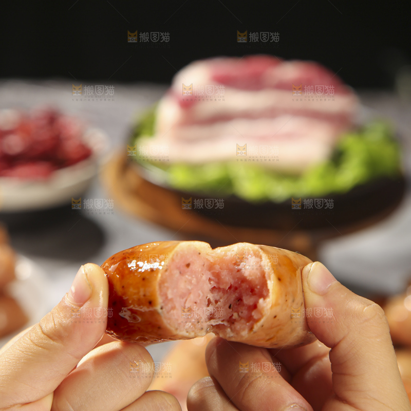 深底上的烤肠
