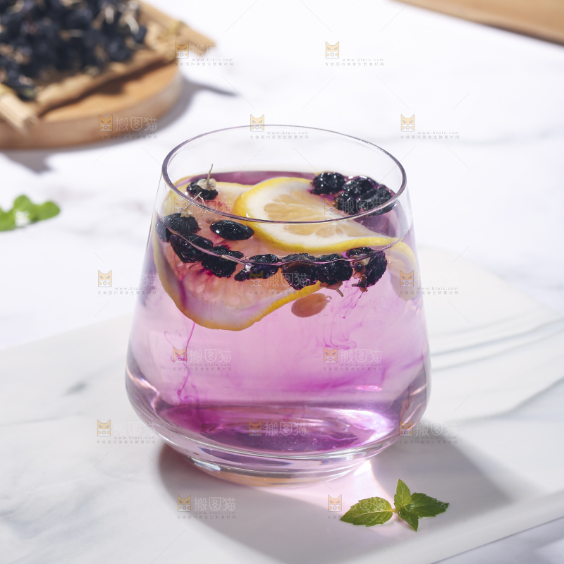 杯子里装着黑枸杞茶