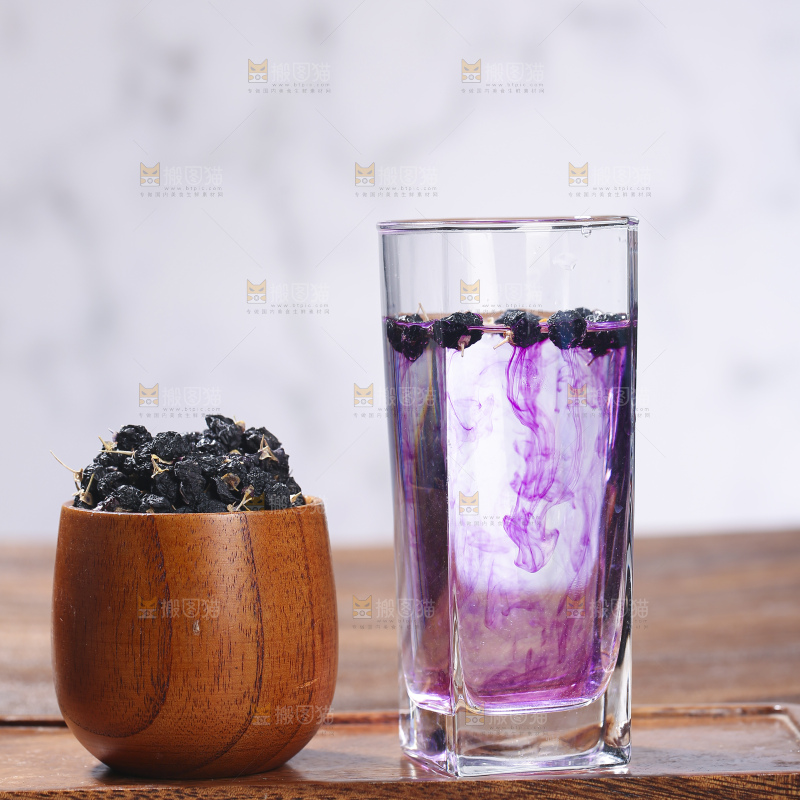 杯子里装着黑枸杞茶
