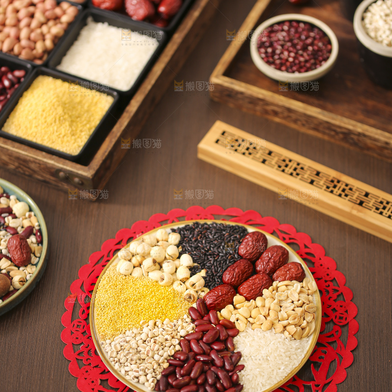 深底上的腊八粥食材