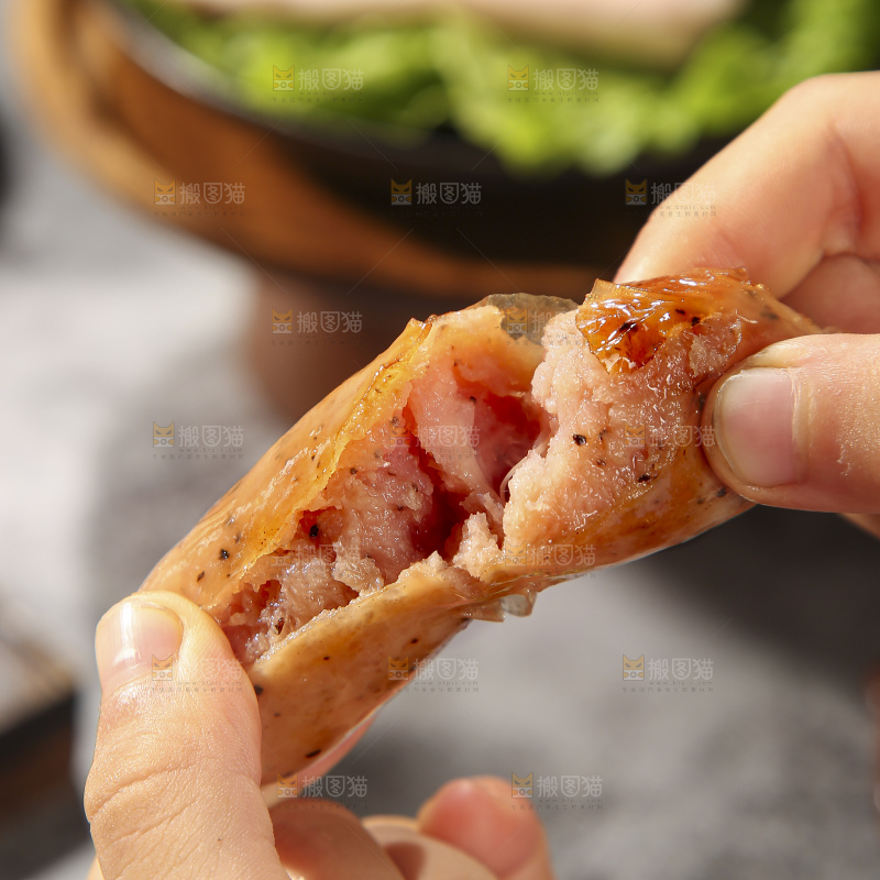 深底上的烤肠