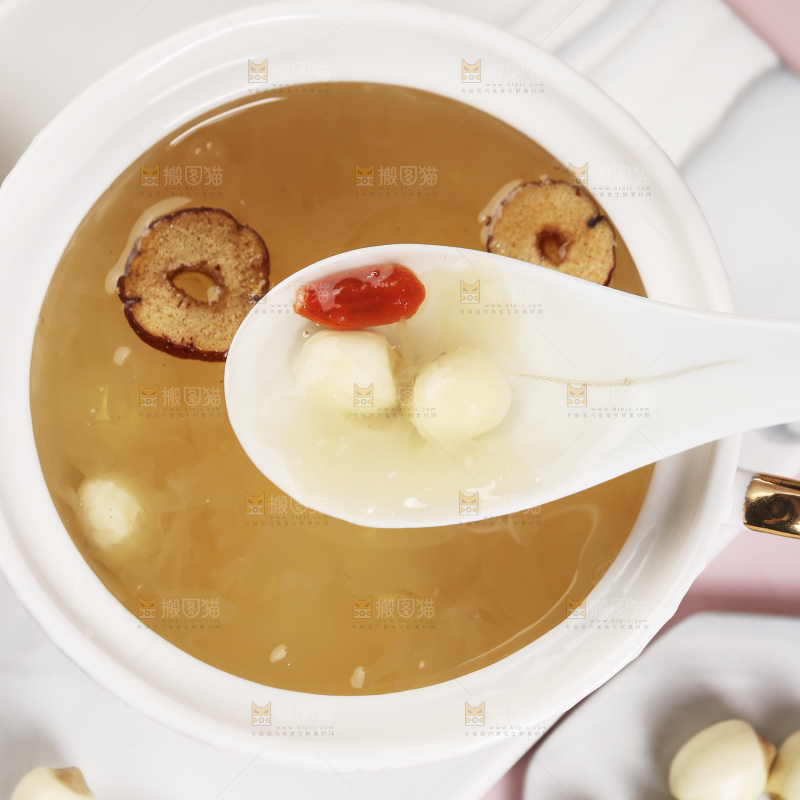 浅底上的莲子银耳汤