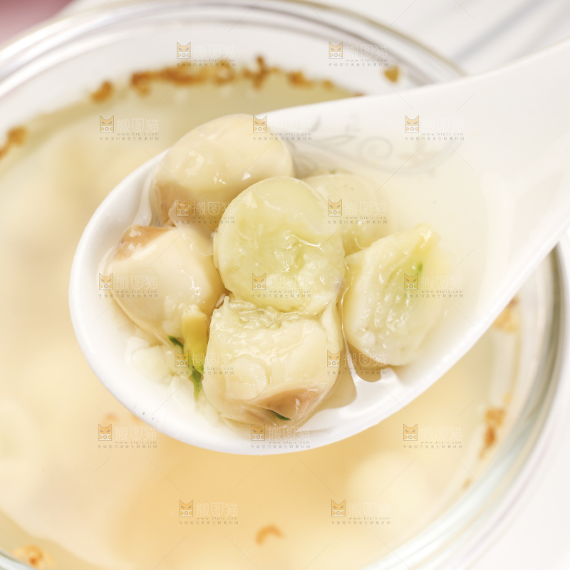 浅底上的莲子银耳汤