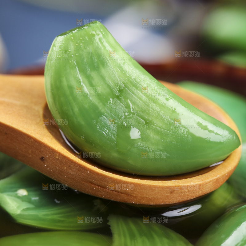 深底上的腊八蒜