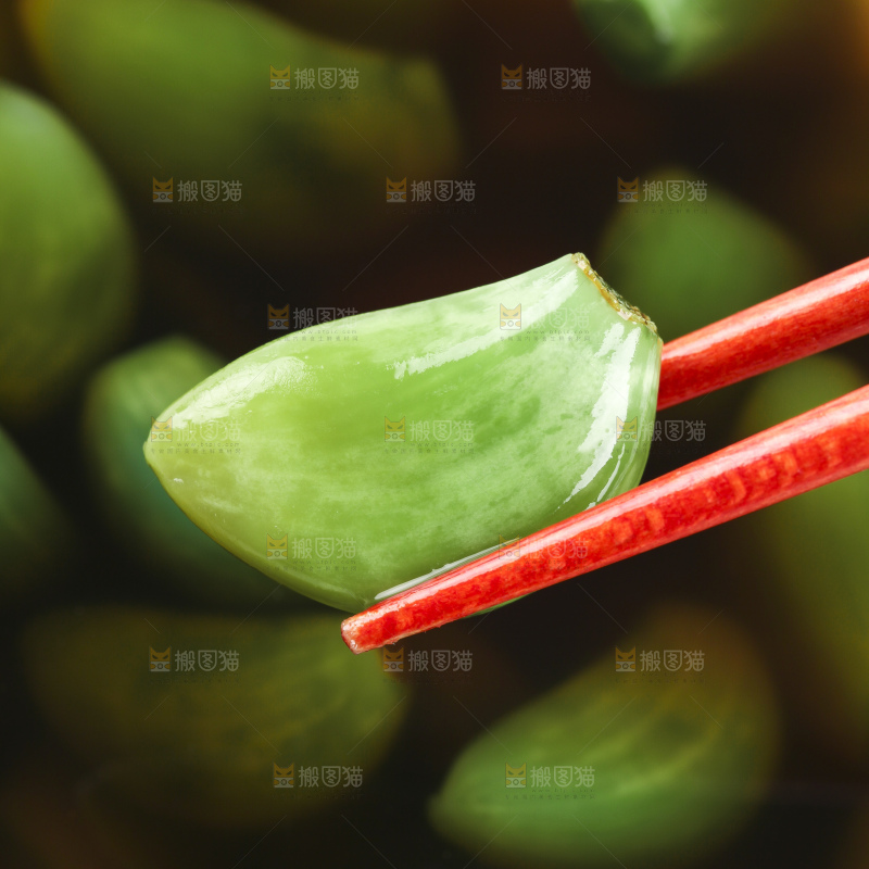 深底上的腊八蒜