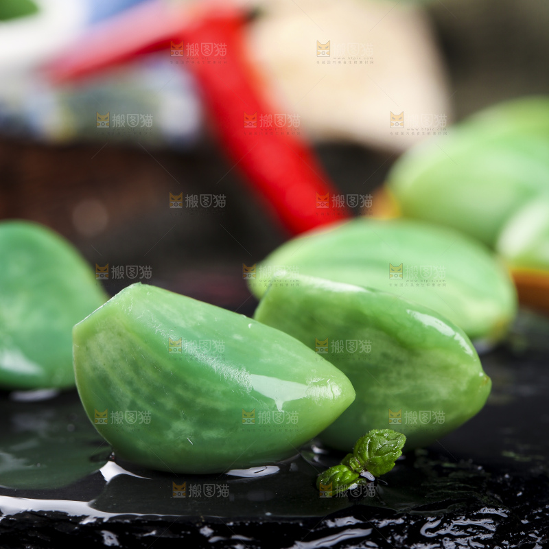 深底上的腊八蒜